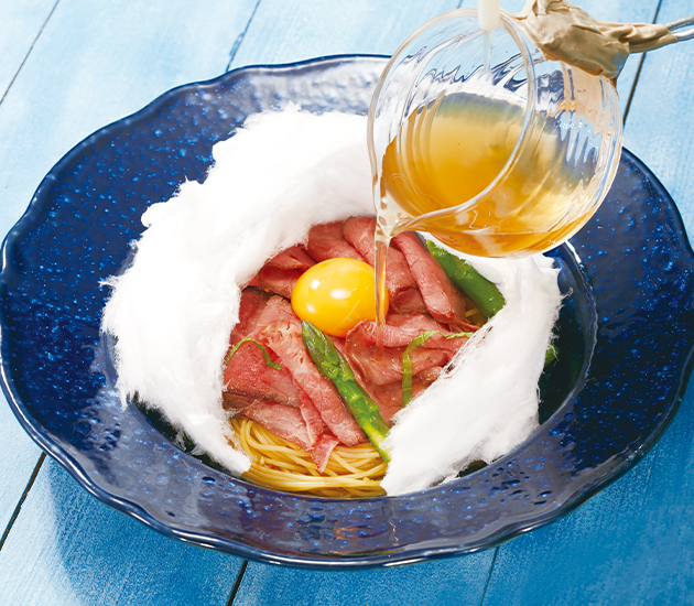 “冷製カッペリーニ”ローストビーフとアスパラガスのすき焼き仕立て